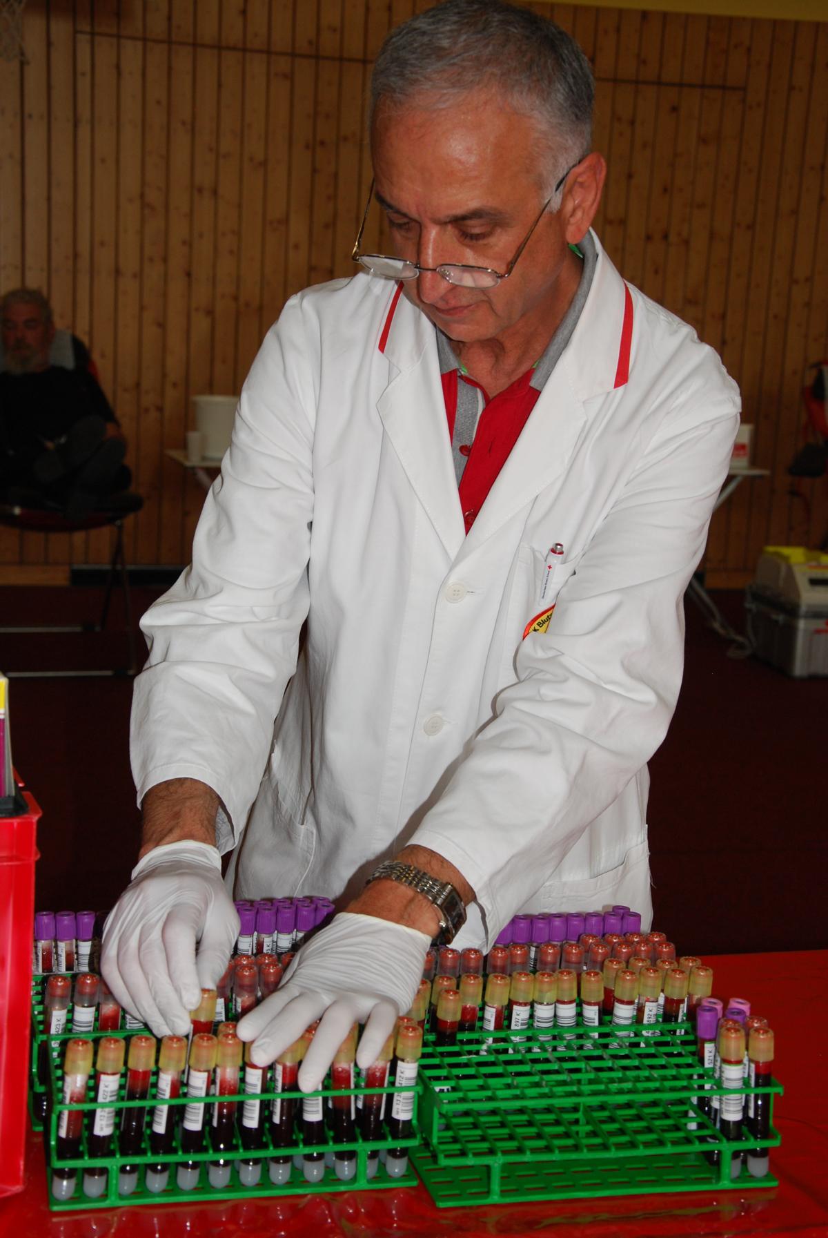 Ein Arzt des Blutspendeteams kontrolliert die Blutproben, die noch in der selben Nacht im Blutspendezentrum in Bad Kreuznach weiter bearbeitet werden.
